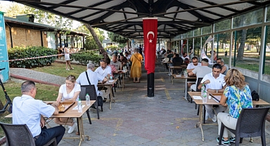 KARŞIYAKALILAR TAVLA TURNUVASINDA BULUŞTU