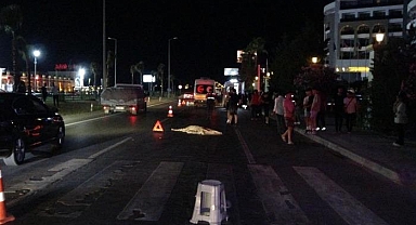 Manavgat'ta feci kaza! Tur midibüsü yaya geçidindeki turistlerin arasına daldı: 2 ölü