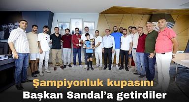 Şampiyonluk kupasını,Başkan Sandal’a getirdiler