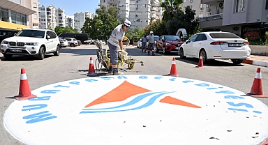 ANTALYA MURATPAŞA BELEDİYESİ YOL ÇİZGİLERİNİ YENİLİYOR