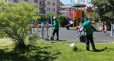 EFELER’İN YEŞİL EKİPLERİ PARKLARI PIRIL PIRIL YAPIYOR