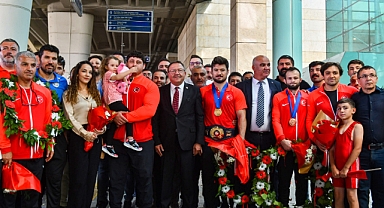 ASKİ SPORLU ŞAMPİYON MİLLİ GÜREŞÇİLERE BAŞKENTTE COŞKULU KARŞILAMA