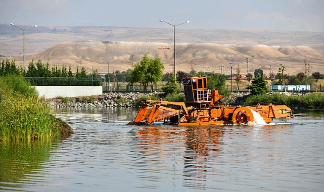BAŞKENTİN BARAJ VE GÖLETLERİ HASAT MAKİNESİ İLE TEMİZLENİYOR