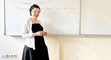 Ağlayarak çıktığı kapıdan gülerek girdi