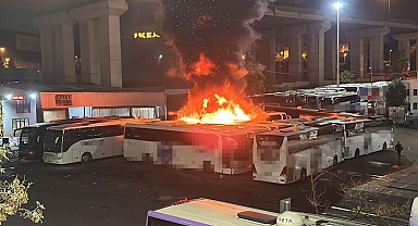 Otogarda panik anları! Yolcu otobüsü alev alev yandı