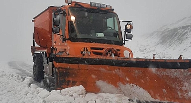 Sis bastırdı, sıcaklık düştü! Kara yolunu 15 santimetre kar kapladı...