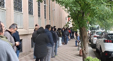 Vatandaşların 'para' kuyruğu! Sabah sıraya giriyorlar, yoğunluk her geçen gün artıyor