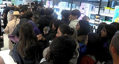 Kadıköy'de kozmetik mağazası izdihamı