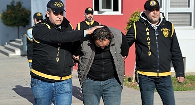 Adana'da durdurulan taksiden tabanca ve makineli tüfek çıktı! Yolcu, 'kanal kenarında buldum' dedi