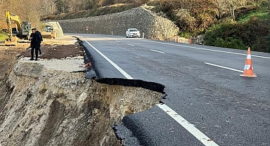 Bartın-Kastamonu kara yolunun bir bölümü heyelan nedeniyle çöktü