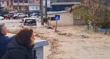 Çanakkale'yi sağanak yağış vurdu! Dere taştı, caddeler göle döndü