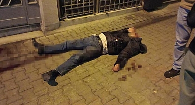 Dehşet anları kamerada! Yaşlı adamı sokak ortasında döverek gasp ettiler