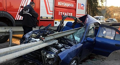 Kocaeli'de feci kaza! Bariyerlere saplanan otomobildeki anne ve oğlu öldü