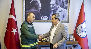 Abdül Batur'dan Konak'ın Örnek Çalışanına Ödül