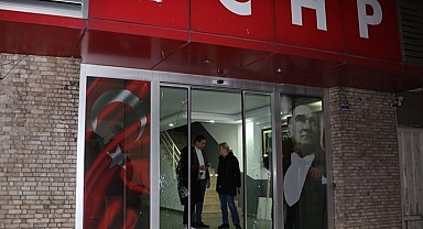 Antalya CHP İl Binasına Taşlı Saldırı: Şüpheli Gözaltında!