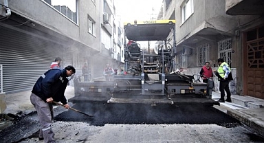 Bornova Belediyesi asfalt çalışmalarına ara vermiyor