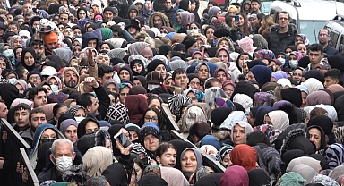 Bursa'da züccaciye mağazası açılışında izdiham: Baygınlık geçirenler oldu