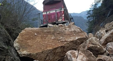 Demir yolunda heyelan! Yük treni yoldan çıktı
