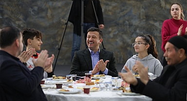 Hamza Dağ, İzmir'de Toplu Ulaşımda Yenilik Getiriyor: İlk 90 Dakika Ücretsiz!
