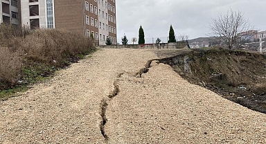Karabük'te 2 okulun yanında heyelan: Yolun bir kısmı çöktü
