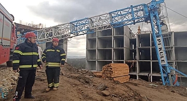 Manisa'da operatörün feci ölümü! Devrilen kule vincin demirlerine asılı kaldı