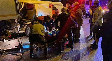 Minibüs yol temizleme aracına çarptı: 1 ağır yaralı