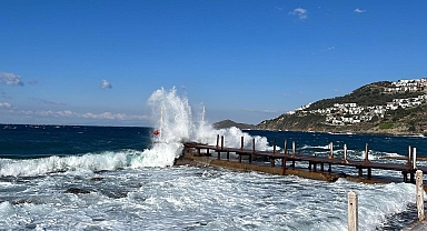 Muğla'da denizde fırtına! Feribot seferleri iptal edildi