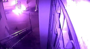 Barışmayı reddeden eski kız arkadaşının evini ateşe verdi, o anlar kamerada