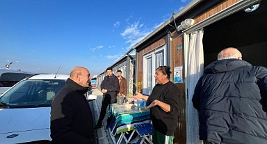 Başkan Soyer Osmaniye'de depremzedelerle buluştu