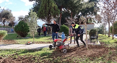 Bornova Belediyesi, Parklara Yeni Bitkiler Dikerek Yeşillendirmeye Devam Ediyor