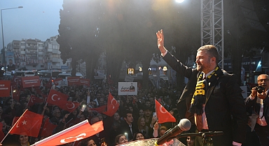 Buca'da Çifte Açılış: Görkem Duman'ın Göz Kamaştıran Miting Gibi Açılışı