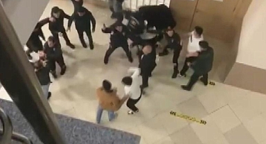 Cinayet duruşması sonrası adliyede koridorunda kavga: Yerde tekmeledi