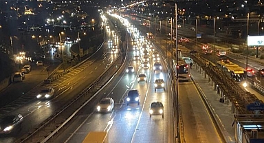 İstanbul'da okulların açılmasıyla trafik yoğunluğu yaşandı