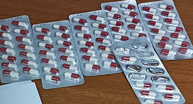 İzmir Bayraklı'da Firari 2 Hükümlü Yakalandı, Kadından Sentetik Ecza Hapları Ele Geçirildi