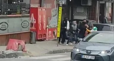 Kadına şiddete mahalleliden tekmeli müdahale