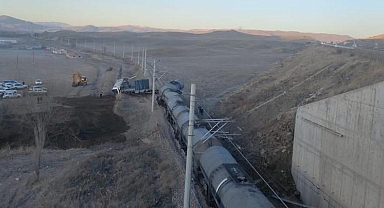 Kırıkkale'de yük treni raydan çıktı: 2 yaralı
