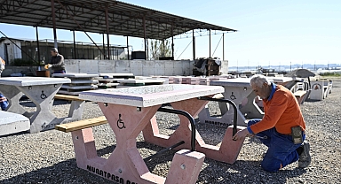 Muratpaşa’dan tekerlekli sandalye kullanımına uygun banklar