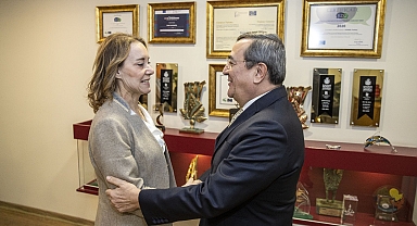 Nilüfer Çınarlı Mutlu, Konak Belediye Başkanı Abdül Batur'u Ziyaret Ederek Projeleri Teslim Aldı