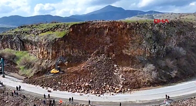 Sağanak sonrası kara yolunda heyelan