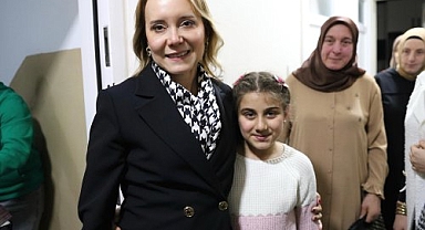 Başkan adayı Mutlu'ya Basmane'de coşkulu karşılama: Eski değerine kavuşturacağız