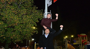 Başkan Adayı Önal ve Eşki bayrak astı