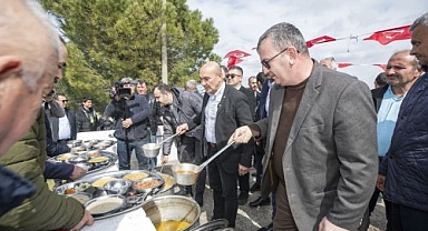 Başkan Tunç Soyer hayır lokması dağıttı