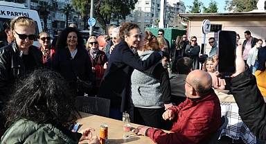 CHP Karşıyaka Başkan Adayı Yıldız Ünsal, Sahilde Halkla Buluştu