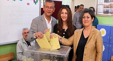 CUMHURİYET HALK PARTİSİ LİDERİ ÖZGÜR ÖZEL, OYUNU KULLANDI