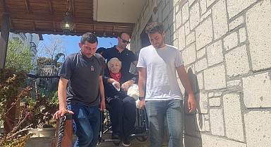 Cumhuriyetle Yaşıt Zekiye Teyze, İzmir Karaburun’da Oyunu Kullandı