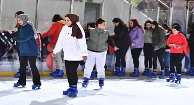 İzmir Büyükşehir Belediyesi ile Kadınlar Günü'nde Unutulmaz Anlar: Buz Pateni Keyfi!