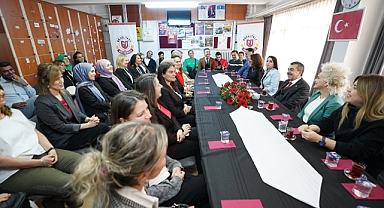 Karaburun’da okullar, siyasi propagandanın adresi oldu