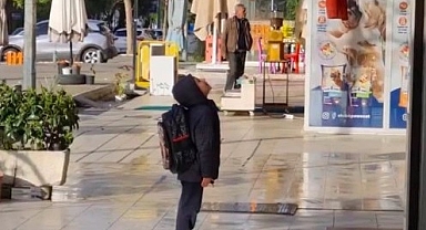 Küçük çocuktan duygulandıran hareket