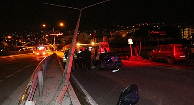 Refüje çarpan otomobilin sürücüsü hayatını kaybetti
