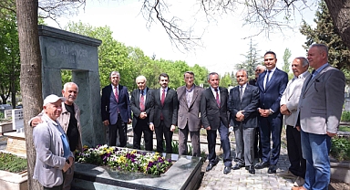 ANKARA'NIN EFSANE BAŞKANI DİNÇER MEZARI BAŞINDA ANILDI
